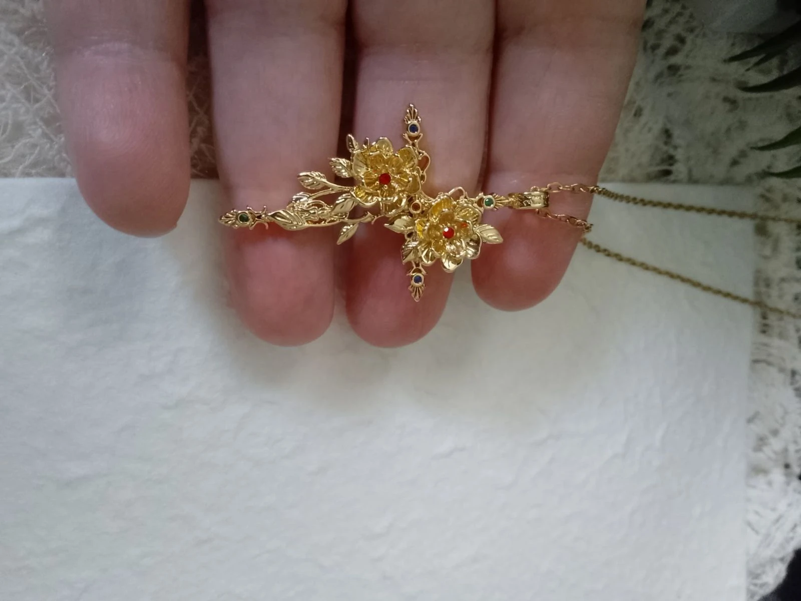 Collar de cruz con flores en acero inoxidable dorado – photo 3